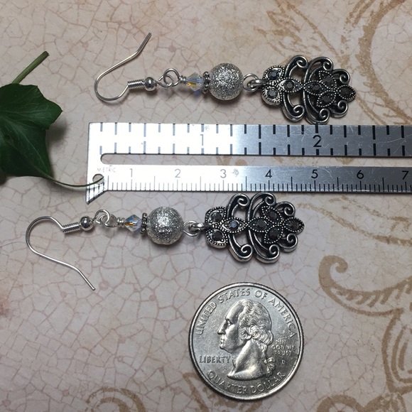 Black rhinestone & silver stardust long earrings - Picture 5 of 8